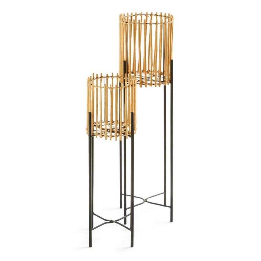 Arreglo floral en rosa y blanco con jarrón efecto mármol (12 euros).