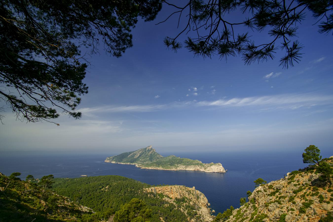 Las Islas Baleares ofrecen un auténtico paraíso en el Mediterráneo. Su agradable clima primaveral, unido a la variada orografía y la fascinante belleza del paisaje natural de las islas enmarcada entre montañas y acantilados, con calas recónditas y un mar esmeralda convirten a Mallorca, a Ibiza, a Menorca o a Formentera en destinos siempre apetecibles para el viajero. Sobre todo, fuera de temporada.