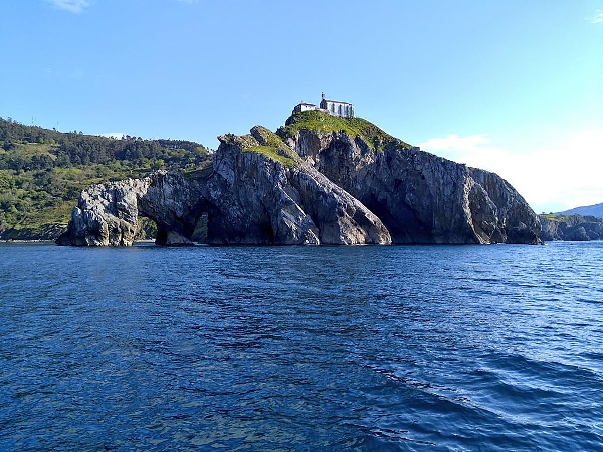 Quien ponga rumbo al País Vasco esta primavera encontrará todo lo que necesite para saciar sus ansias de volver a viajar. Los amantes de la cultura encontrarán su paraíso particular en el Guggenheim de Bilbao, pero también en el Museo Balenciaga de Getaria o en la señorial Donosti. Las playas de la costa de Guipuzcoa harán las delicias de los amantes de las olas, con baños en Zarauz, en Sopelana, en Mundaka o en Plentzia; y la Reserva de la Biosfera por la Unesco de Urdabai nos mostrará la mar en todo su esplendor a los pies de Bermeo, Guernika o San Juan de Gaztelugatxe. Y además está su naturaleza casi mágica, del Valle de Ayala a las 'highlands' vascas de Goierri.