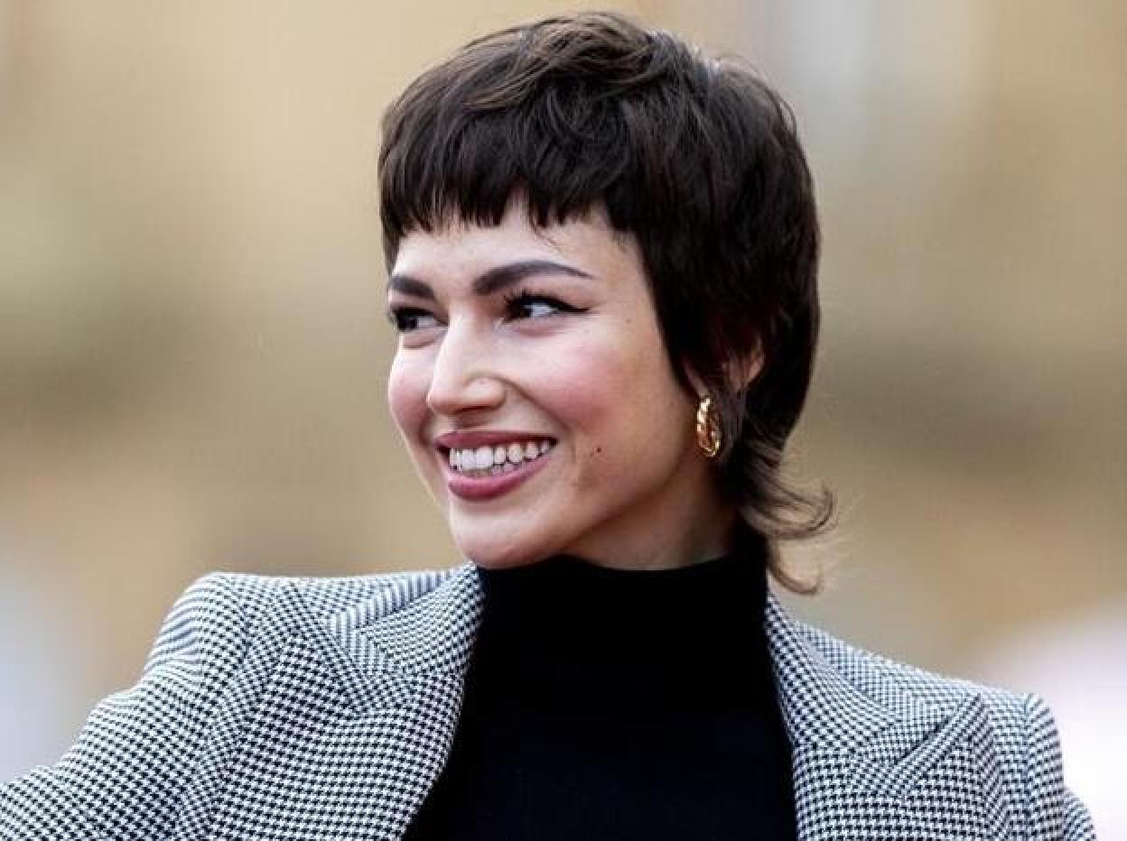 La pinza del pelo de toda la vida vuelve a las tendencias, pincha en la imagen para ver las más bonitas con las que crear recogidos fáciles en 1 minuto (y compartirlas con tu madre).