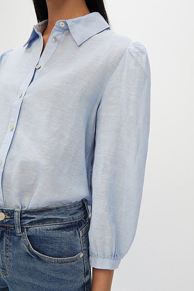 Camisa azul con la falda ligeramente fruncida, de las rebajas de Cortefiel.