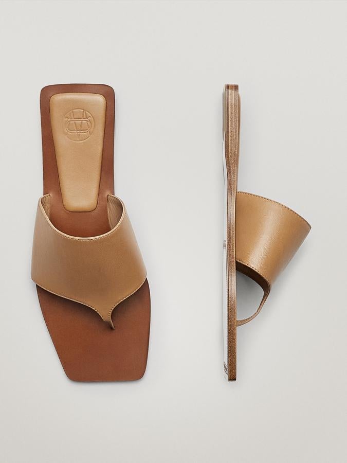 Sandalias completamente planas de dedo en piel de color camel de Massimo Dutti (59,99 euros)