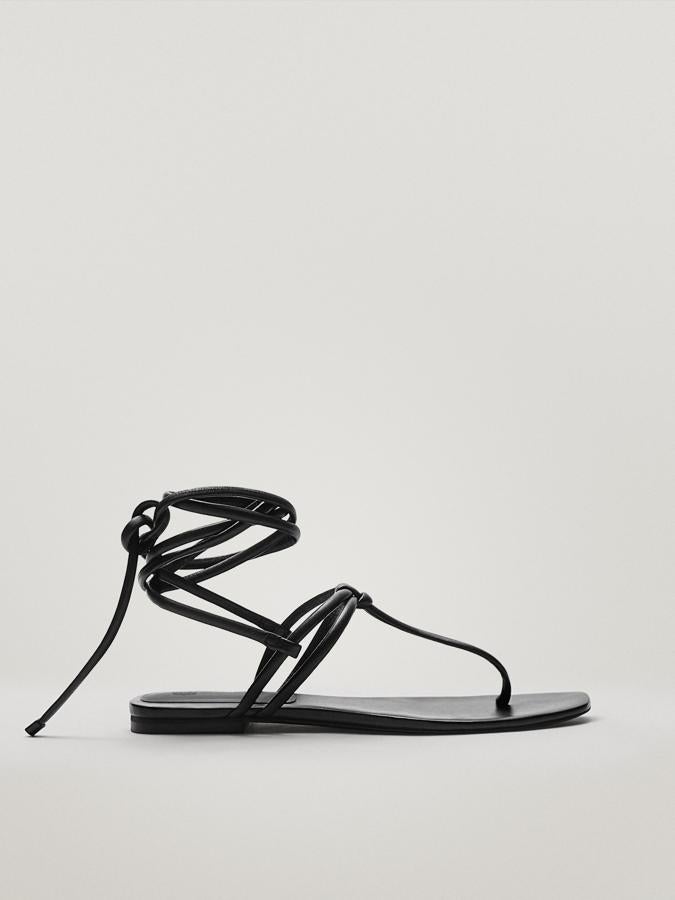 Sandalias de dedo en piel color negro con tiras para anudar al tobillo de Massimo Dutti (69,99 euros)