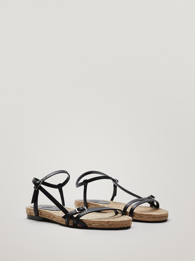 Sandalias planas con suela de yute y tiras de piel en color negro con hebillas de Massimo Dutti (69,99 euros)