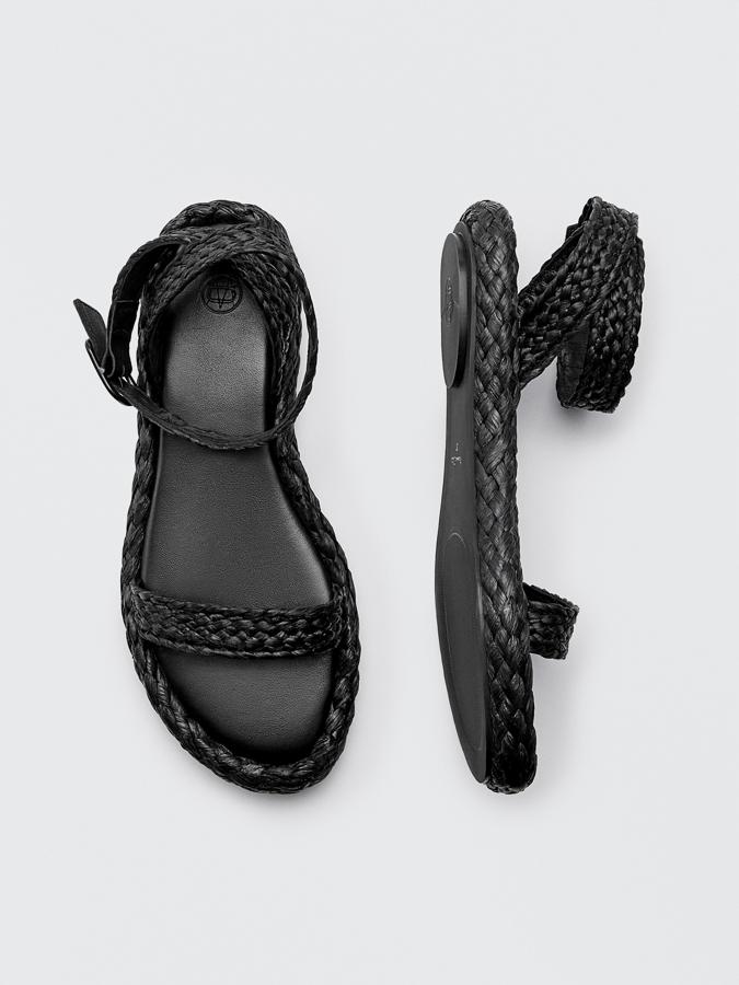 Sandalias con pulsera en cuero trenzado en color negro de Massimo Dutti (79,99 euros)