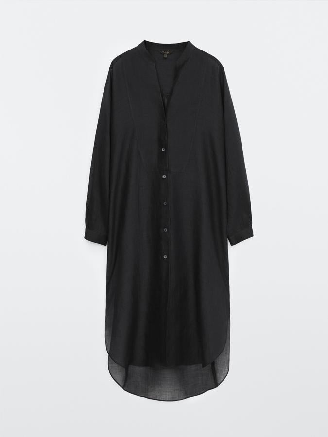 Confeccionado al 100 en ramio, este blusón negro de corte fluido y cierre frontal de botones a tono viene con bajo redondeado y asimétrico con aberturas laterales, puños abotonados y canesú en la espalda. Disponible en las tallas S, M y L, cuesta 59,95 euros.