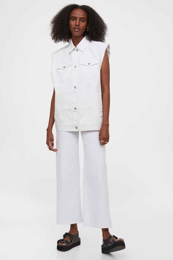 Chaleco largo de tejido vaquero blanco, de H&M (24,99 €).