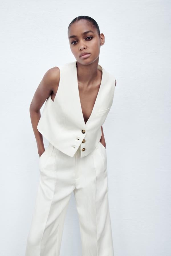 Chaleco corto de vestir, de Zara (22,95 €).