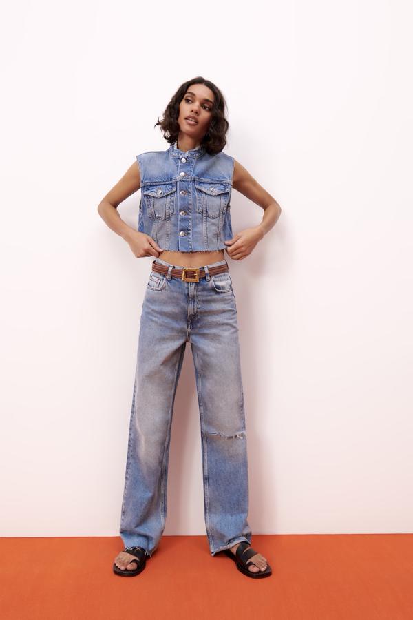Chaleco corto vaquero con acabado deshilachado, de Zara (29,95 €).