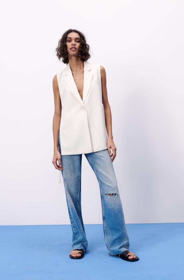 Chaleco largo con un solo botón, de Zara (49,95 €).