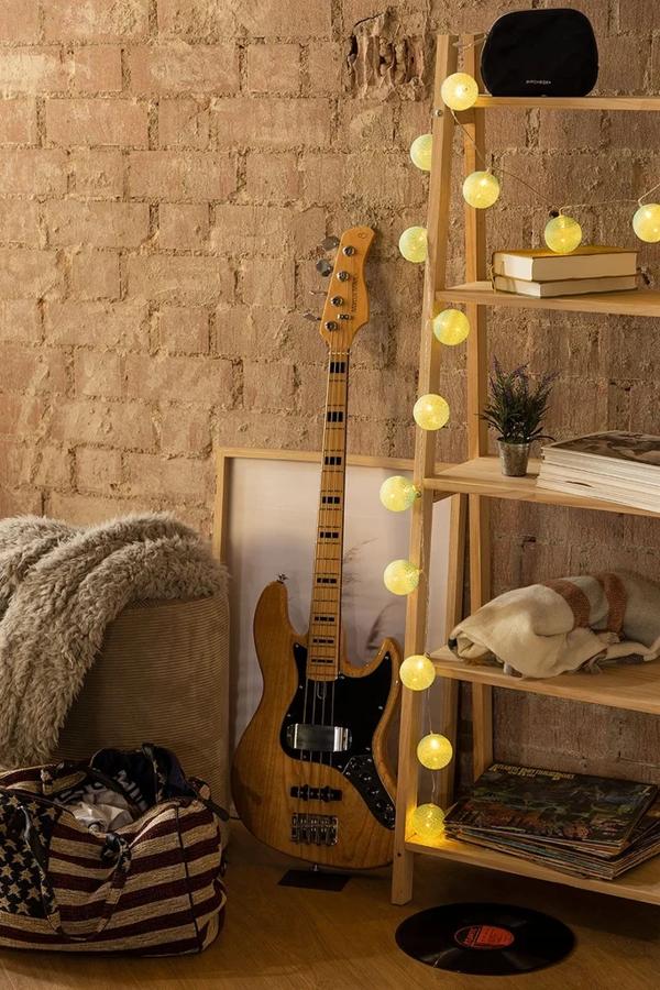 La magia que desprende la luz de las guirnaldas es inigualable. La buena noticia es que se pueden conseguir a buen precio largas tiras LED como esta. En Sklum venden esta guirnalda de bolas (de 3,15-4,35 m) en su outlet por 6,95 euros.