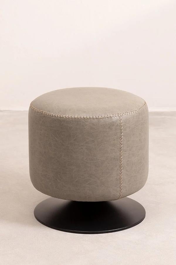 Siempre viene bien un asiento extra. Ya sea en el salón o en el dormitorio. Añadir un puf es un acierto, y te costará no resistirte a este tapizado en polipiel que se encuentra rebajado al 50% en Sklum. Con el descuento el puf se queda en 34,99 euros.