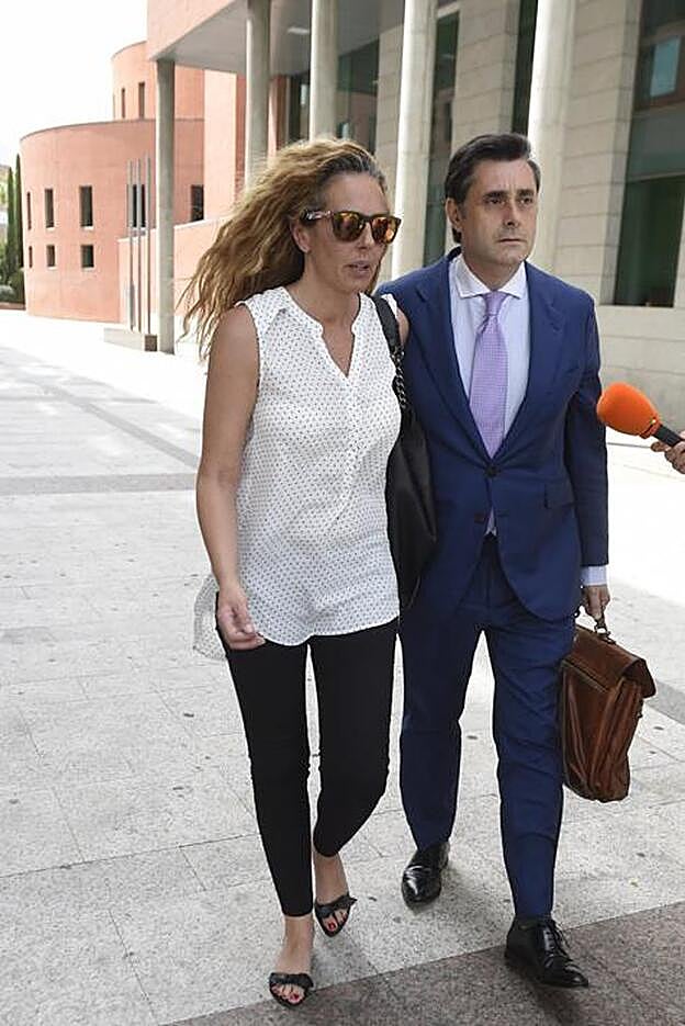 Rocío Carrasco y su abogado en la entrada del juzgado el día de la vista por la custodia de su hijo David.
