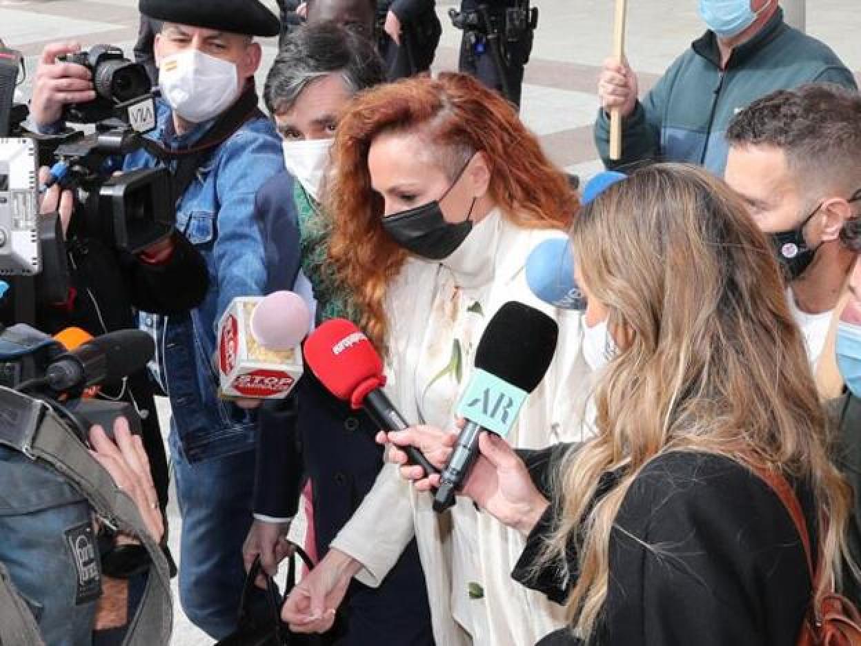 Rocío Carrasco a la salida de los juzgados. Si quieres ver su trágica historia en imágenes, pincha en la foto.
