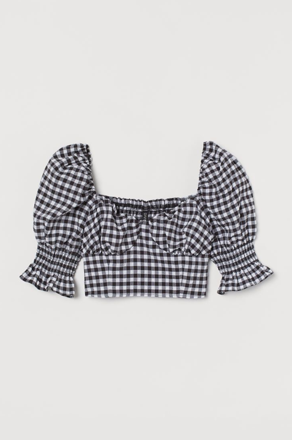 Las siluetsa 'cropped' no tienen que renunciar a la espectacularidad y la prueba la tenemos en este top de la nueva colección de primavera de H&M. Además del precioso estampado vichy en blanco y negro, lleva mangas abullonadas terminadas en elástico y volante y escote corazón con copas preformadas. Una preciosidad híper romántica (14,99 euros).