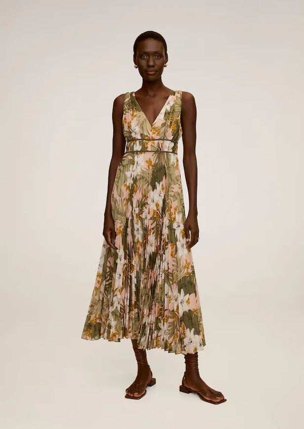 Este vestido midi estampado con cintura marcada y falda plisada es perfecto para una boda de primavera y está rebajado de 69.99 a 29.99 euros en Mango Outlet.