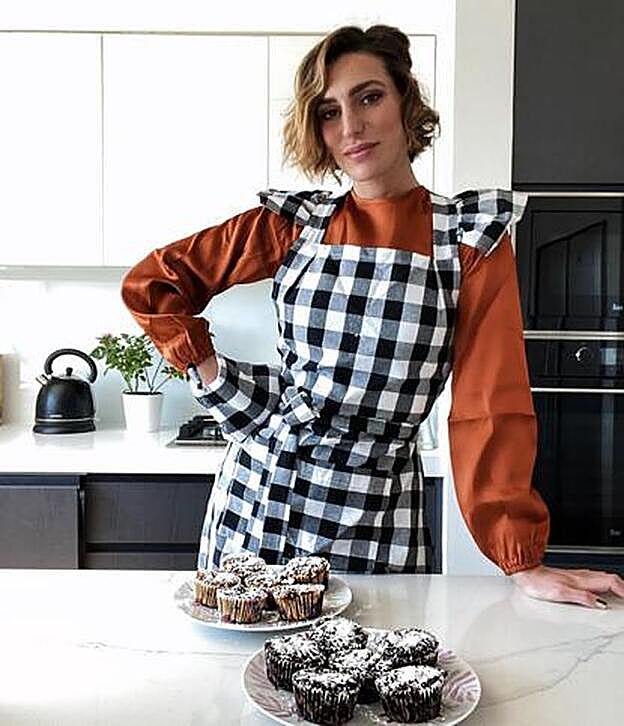Eugenia Osborne preparando una receta en su cocina.