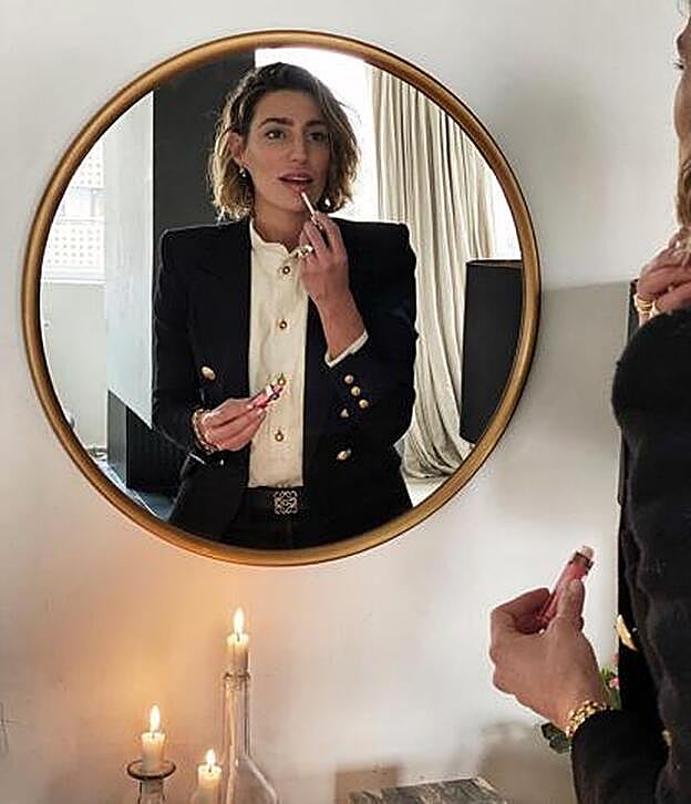 Eugenia Osborne frente a un espejo en su casa de Madrid.