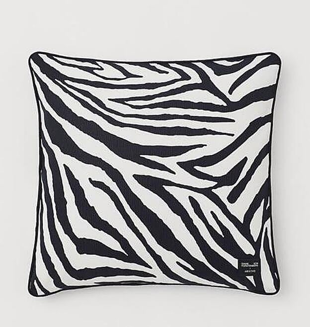 Cojín con estampado de cebra de H&M Home.