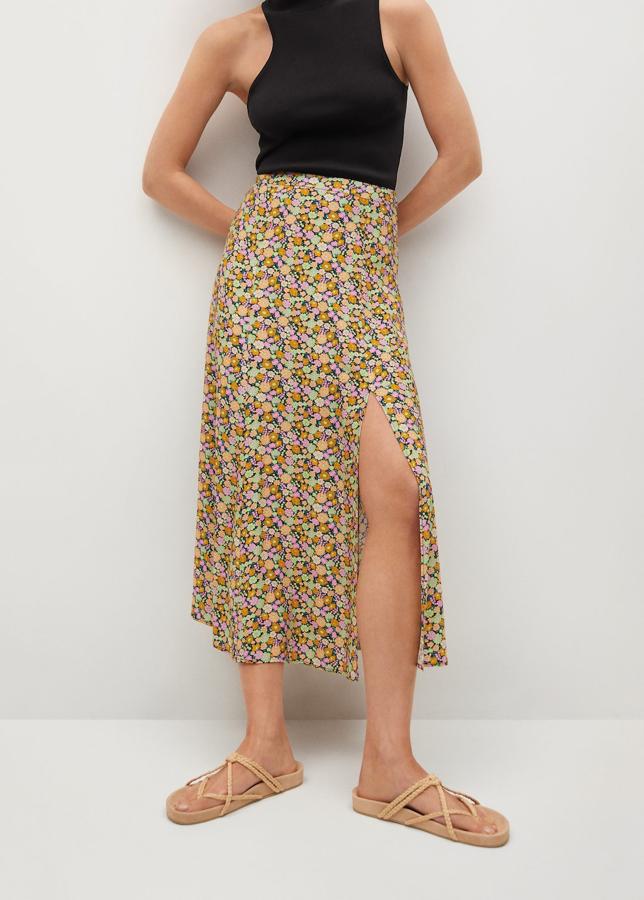 Falda midi con estampado de flores de Mango (25,99 euros)