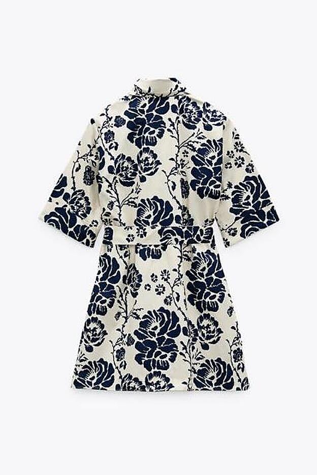 Vestido camisero de flores de Zara (29,95 euros).