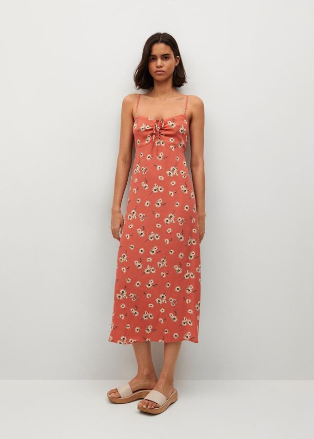 Vestido midi de tirantes de color rosa con estampado de flores de Mango (25,99 euros)