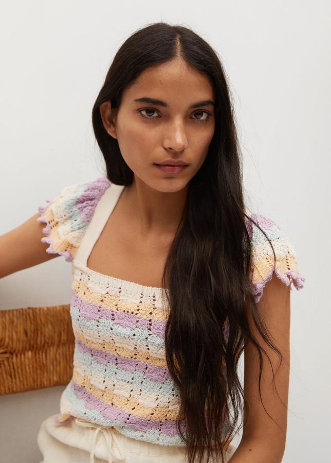 Top de punto calado con rayas de colores pastel y volantes de Mango (19,99 euros)