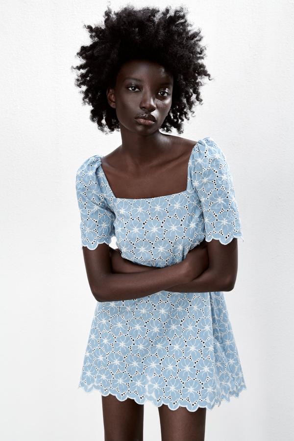 Mini vestido de color azul con flores caladas de Zara (29,99 euros)