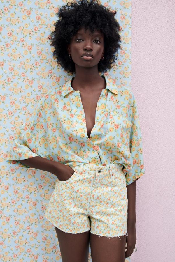 Blusa con estampado floral en tonos azules, amarillo y rosa de Zara (29,99 euros)