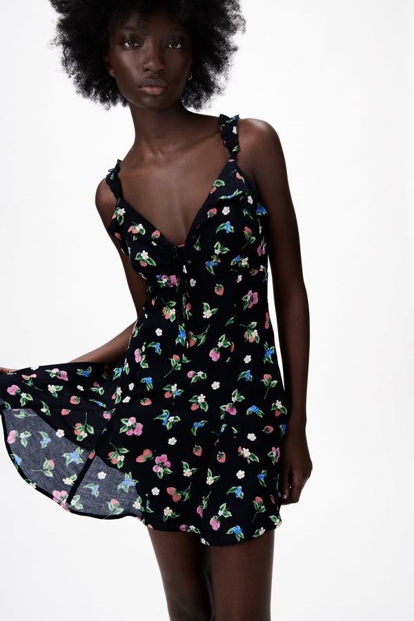 Mini vestido de color negro con flores de colores de Zara (25,99 euros)