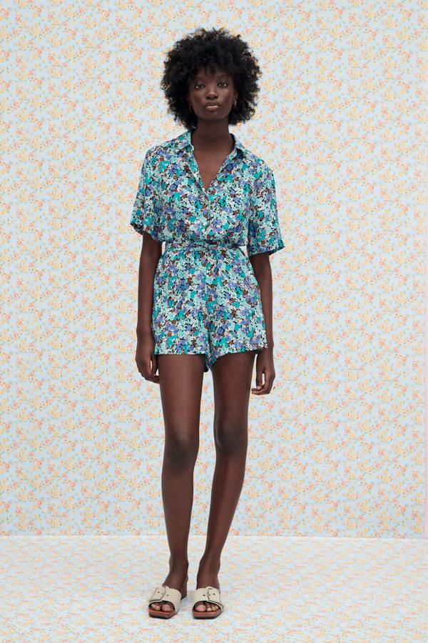 Mono corto con estampado de flores en tonos azules de Zara (29,99 euros)