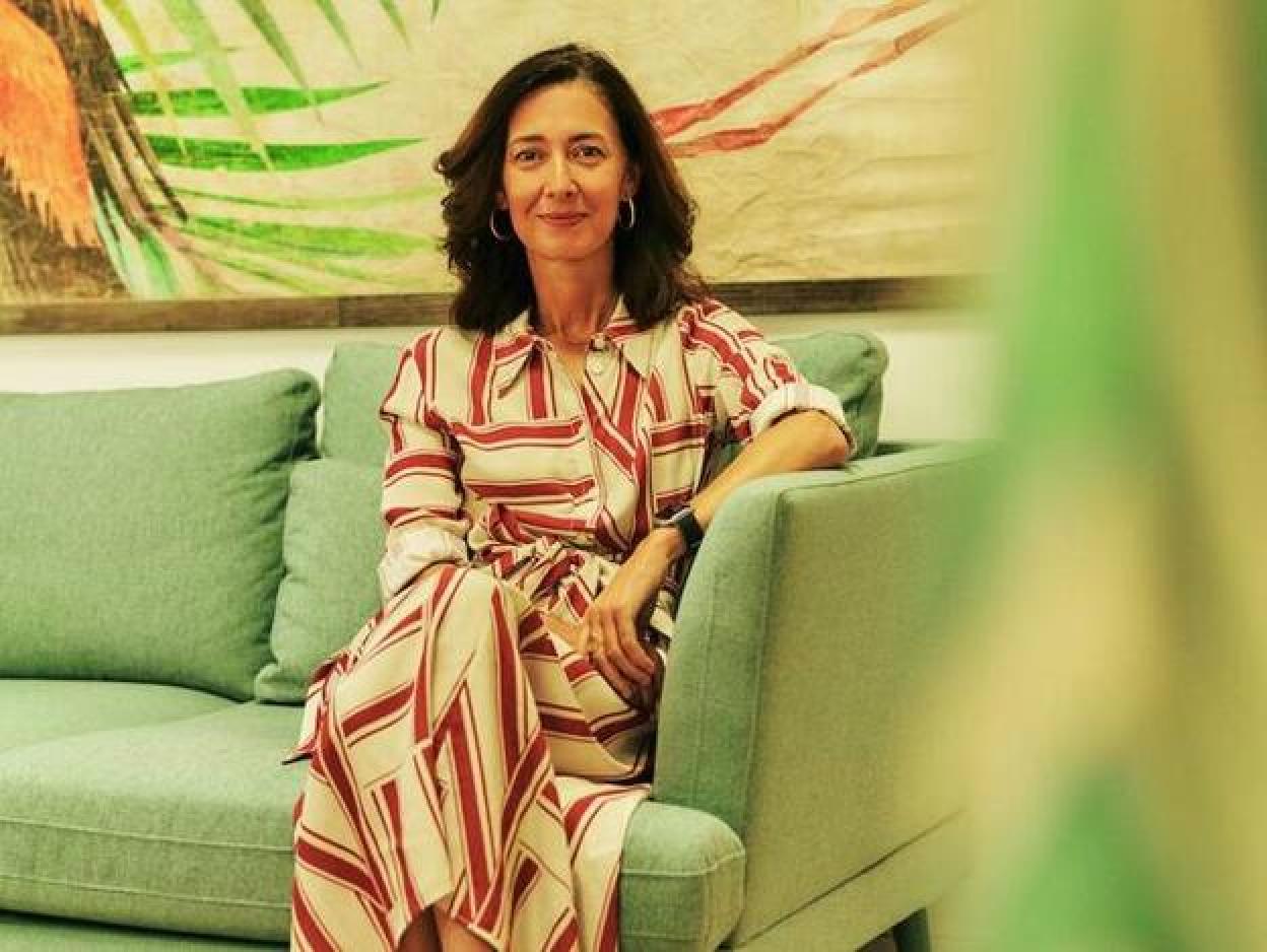 Carina Szpilka lleva vestido de Mirto, pulsera de Agatha y zapatos de Jimmy Choo. Pincha en la imagen para ver como convertir tu rincon de trabajo en agradable y bonito.