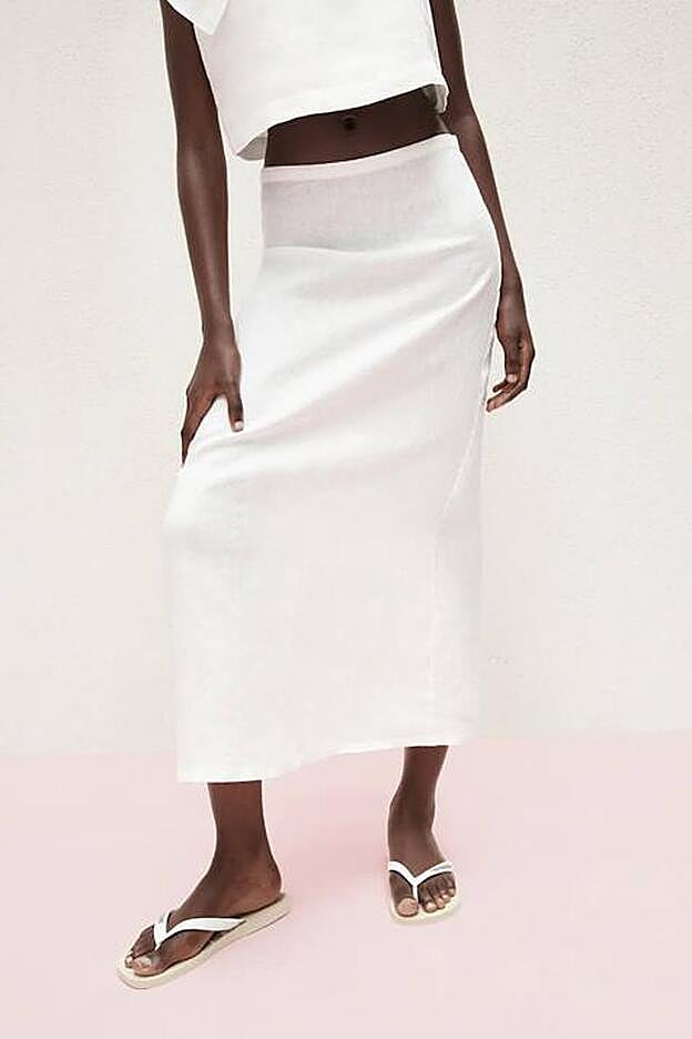 El talle alto de la falda consigue afinar la cintura