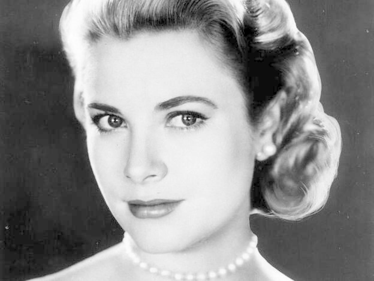 Pincha en la imagen para ver contornos de ojos antiedad de alto rendimiento que restan años y que puedes comprar rebajados ya mismo en la farmacia online.