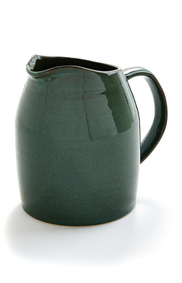 En color verde intenso y terminado en brillo, esta jarra tiene un precio de 6 euros.