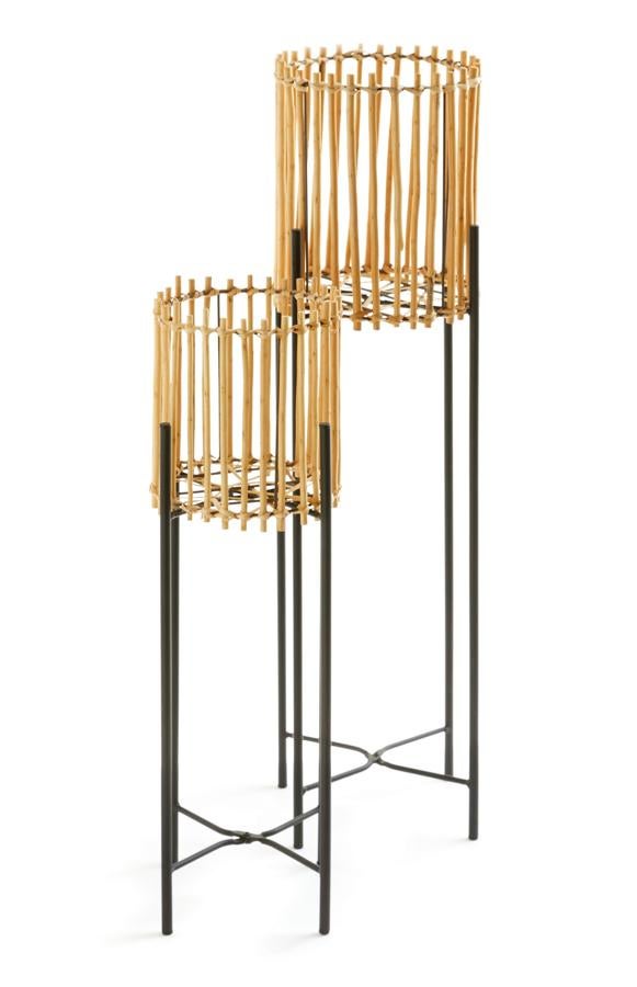 Este pack con dos maceteros de diferentes tamaños y fabricados en mimbre tiene un precio de 20 euros.