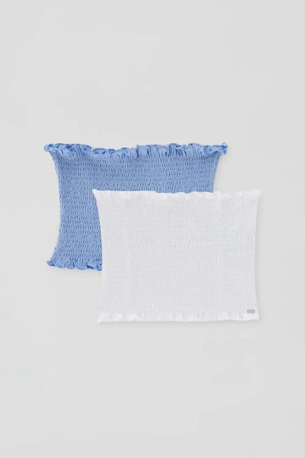 En blanco y en azul, estos tops bandeau con escote recto y en tejido nido de abuela tienen un precio de 11,99 euros el pack.