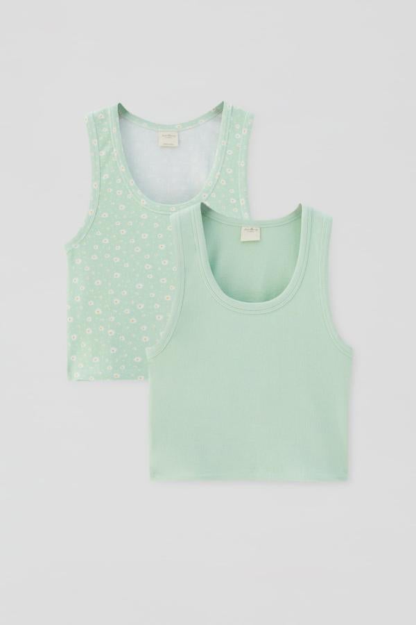 Disponible en verde manzana o en amarillo pastel, este pack cuenta con dos tops de tirantes, uno liso y otro con estampado floral. Tiene un precio de 15,99 euros.