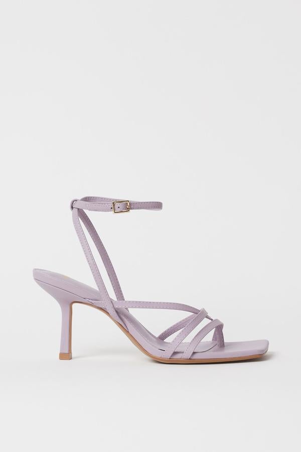 En color lila claro, estas sandalias de dedo con puntera cuadrada y tiras finas tiene un precio de 24,99 euros.