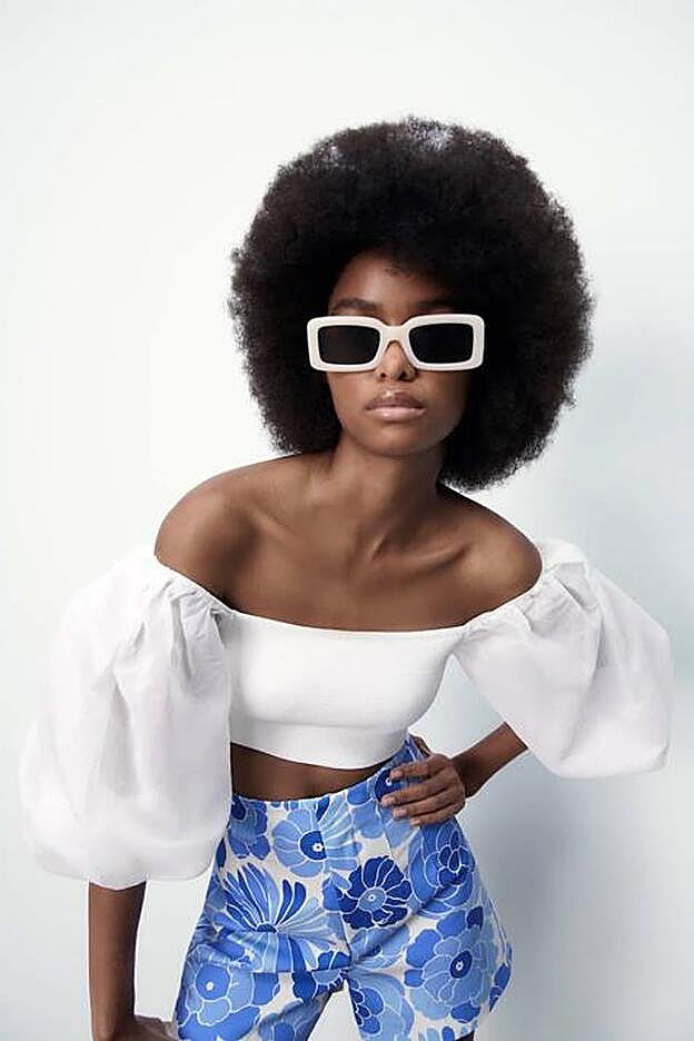 El top es de punto combinado con organza