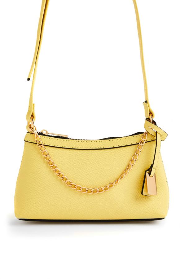 En color amarillo, esta mini bandolera con cadena dorada en la parte delantera tiene un precio de 6 euros.