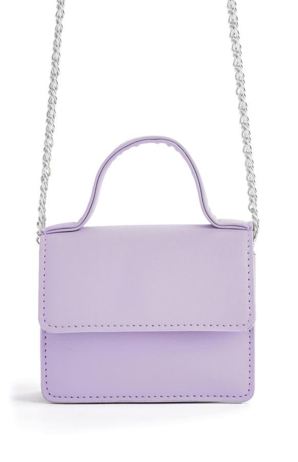 Con cadena plateada y asa superior, este micro bolso tipo bandolera en color lila tiene un precio de 4 euros.