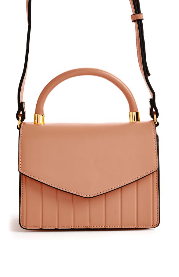 En color camel, este bolso bandolera con diseño repujado y asa superior tiene un precio de 8 euros.