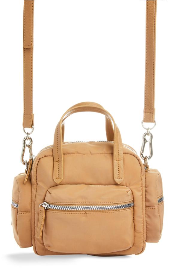 Confeccionado en nailon de color camel, este bolso cruzado con asa larga y asa de mano tiene un precio de 12 euros.
