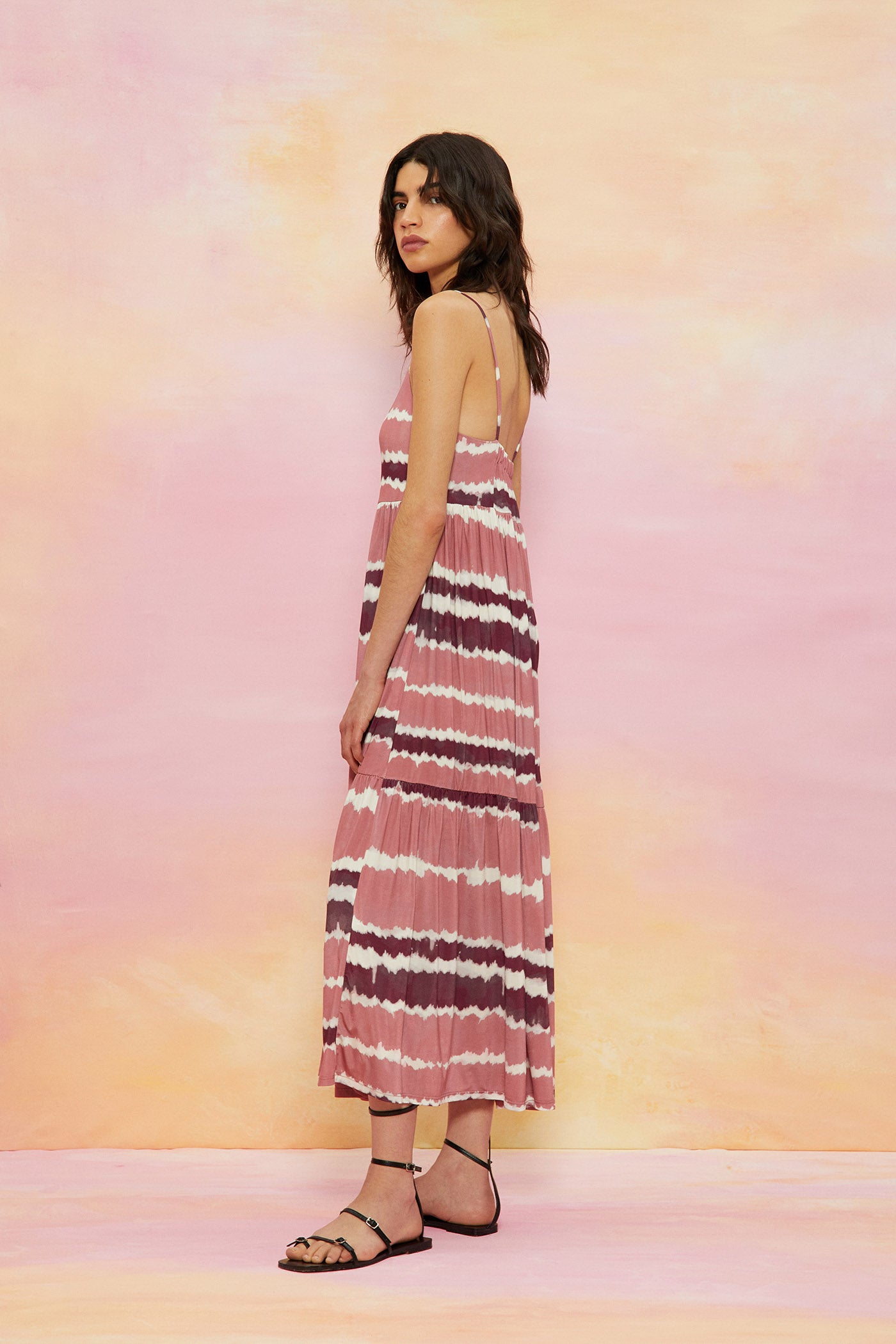 Vestido midi con estampado tie dye, diseño holgado y fluido y tirantes finos. Un must para este verano. En Sfera por 25,99 euros.