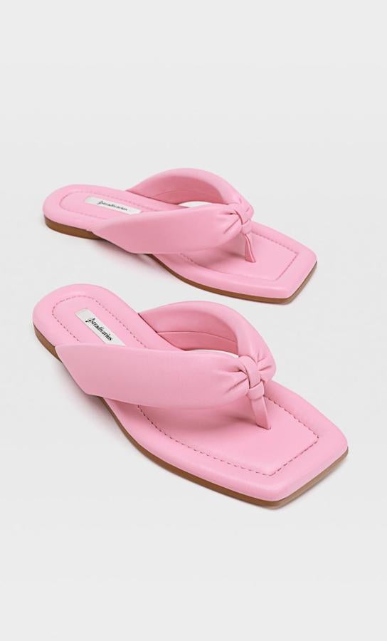 Disponibles en varios colores, estas sandalias planas con tiras acolchadas son de Stradivarius y tienen un precio de 19,99 euros.