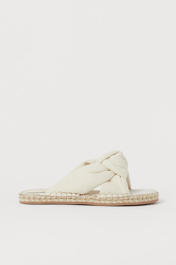 Disponibles en varios colores, estas sandalias planas con dos tiras de sarga entrelazadas y cinta trenzada de yute alrededor de la suela son de H&M y tienen un precio de 14,99 euros.