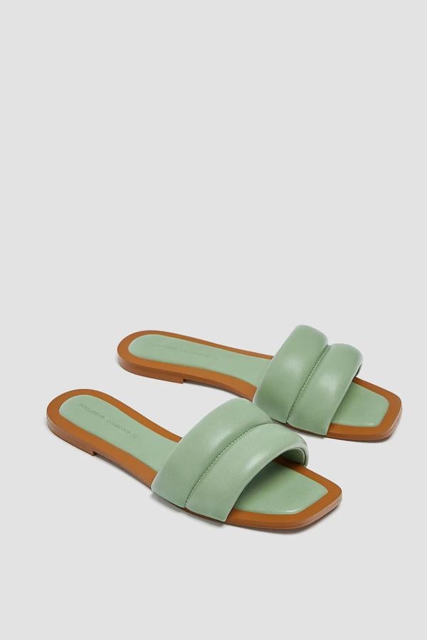 Disponible en verde o en crudo, estas sandalias planas tipo pala con tira ancha acolchada son de Pull & Bear y tienen un precio de 19,99 euros.