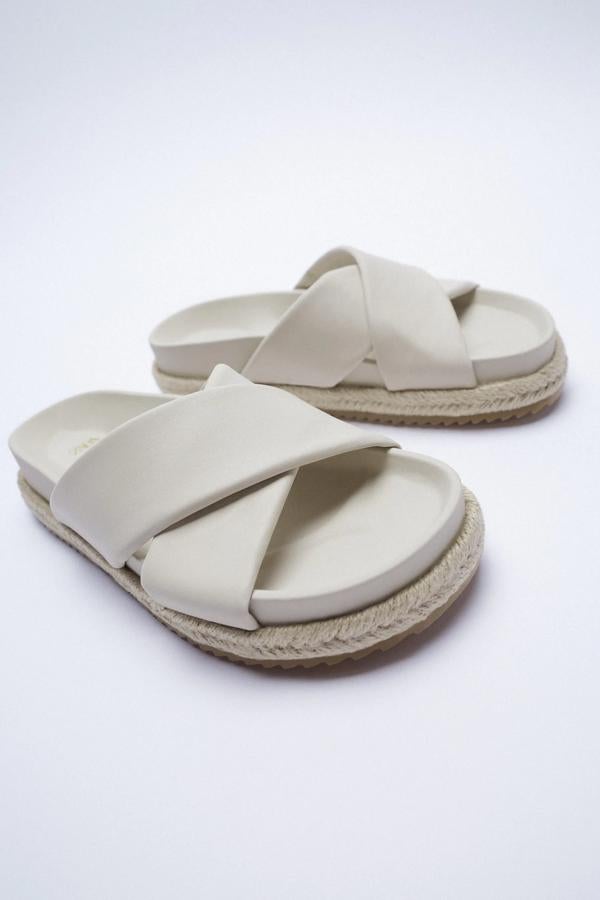 En color crudo, estas sandalias planas de piel con tiras anchas en el corte y suela forrada tienen un precio de 39,95 euros y son de Zara.