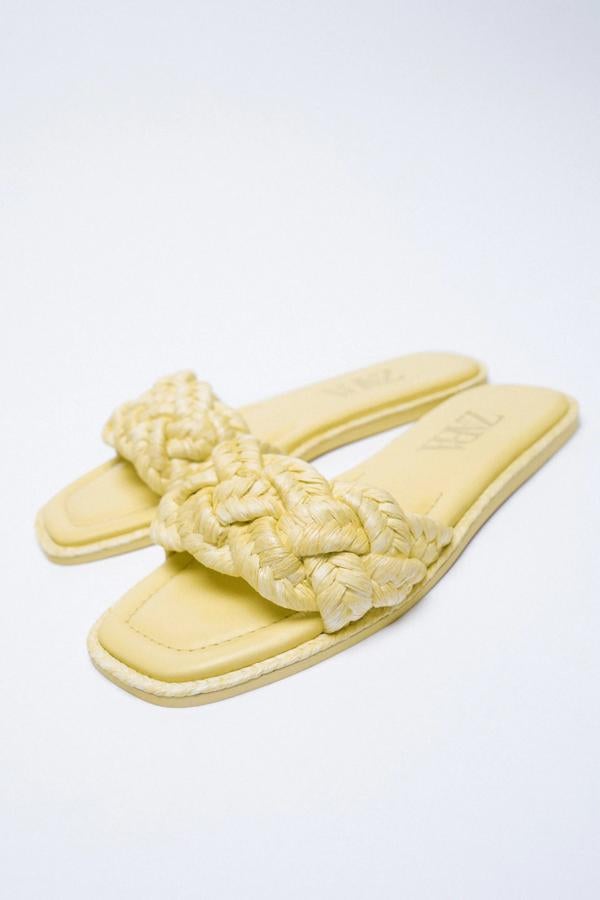 Estas sandalias planas con corte trenzado de rafia están disponibles en amarillo o en beige. Son de Zara y tienen un precio de 29,95 euros.